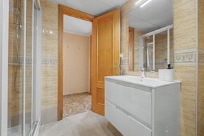 Douche, serviettes fournies