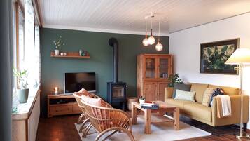 Fernseher, Kamin, Stereoanlage