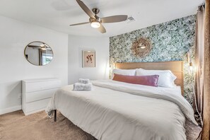 Room - NEW! Heated Pool, Hot Tub, Putting Green, Game Yard & Near Downtown Phoenix! (Phoenix)