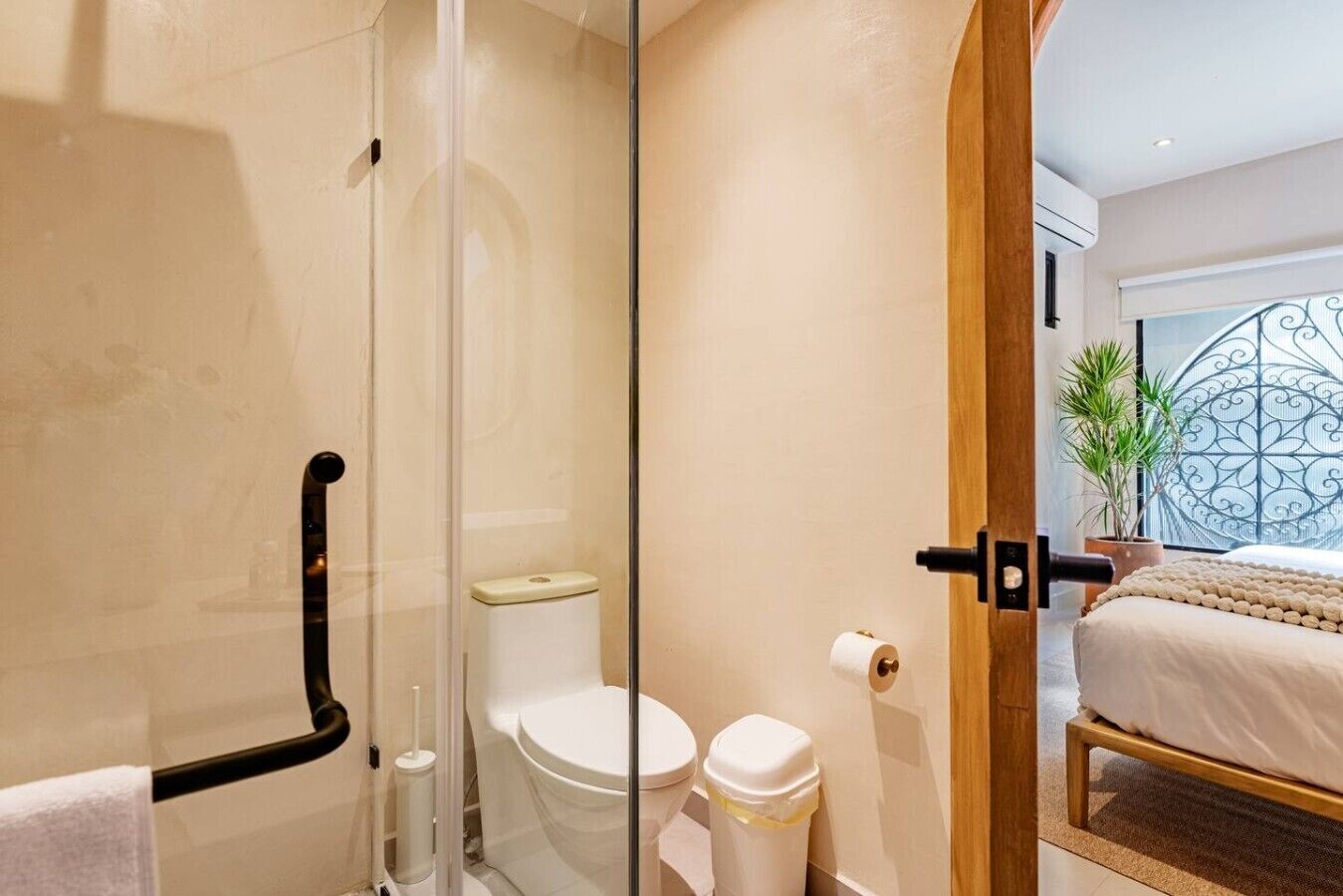 Et moderne badeværelse med brusekabine i glas, toilet og bidet.