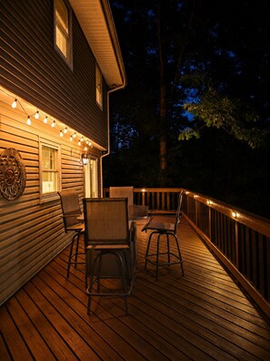 Outdoor dining - Peaceful 4-Bedroom Newly Renovated Lake Front Retreat - Goodview, VA (Goodview)
