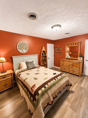 Room - Peaceful 4-Bedroom Newly Renovated Lake Front Retreat - Goodview, VA (Goodview)