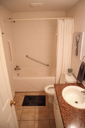 Bathroom - Full apartment in Gatineau, 10 min drive to Ottawa (Gatineau)