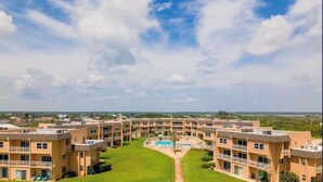 Un hôtel à plusieurs étages doté d’une cour intérieure, d’une piscine extérieure et offrant une vue sur le paysage environnant.