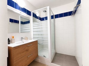 Hair dryer, towels, soap, toilet paper - Vrbo Property (Sainte-Anne)