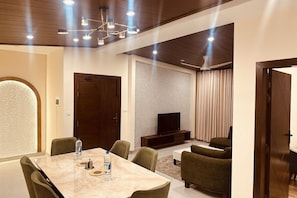 Departamento, vista a la montaña | Restaurantes