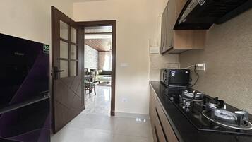 Apartamento, vistas a la montaña | Cocina privada | Horno y utensilios de cocina