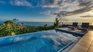 A clear blue pool with a view of the ocean and a sunset. - Luxury Designer villa Oceanview HR3 - Concierge (Bahía Ballena)