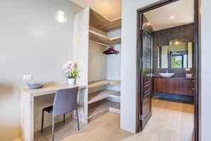 Ein modernes Interieur mit einem Holztisch, einem Stuhl und einem Blumentopf.