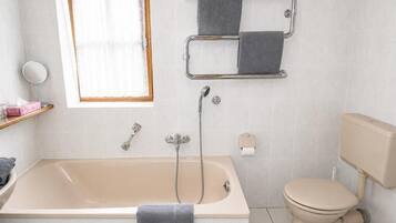 Double Room, Balcony, Courtyard View | Bathroom