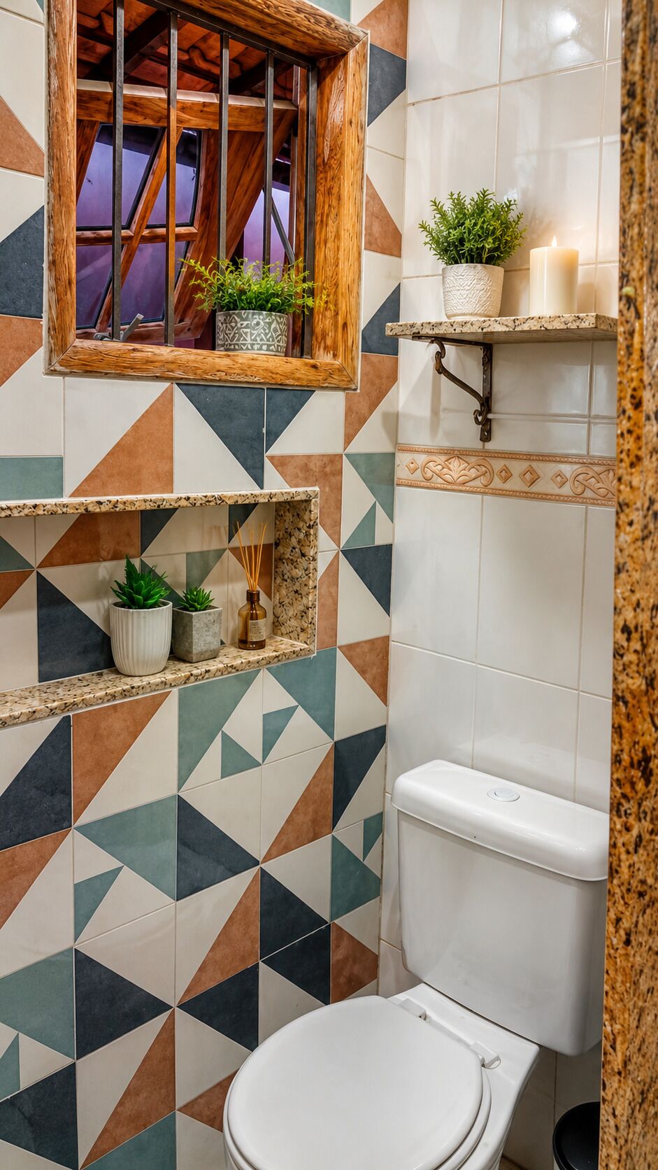 Ein Badezimmer mit einem geometrischen Fliesenmuster, einer Toilette, einem Fenster mit Holzrahmen sowie einem Regal mit Pflanzen und einer Kerze.