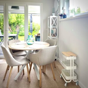 Dining - My vacation home in the Bay of Lübeck. New as of 2026 - 700m to the beach (Scharbeutz)
