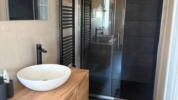 Haartrockner, Bidet, Handtücher, Seife