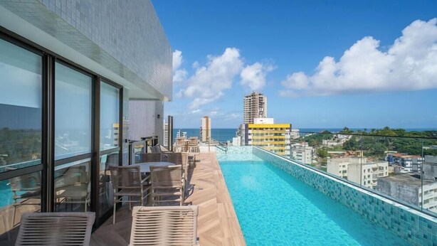 A rooftop pool with a view of the city skyline and the ocean. - Apt. in Condo. w/ Pool in Barra Znb0605 (Salvador)