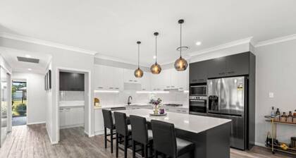 Modern Dream House | Stylish, Bright & Peaceful Near CBD