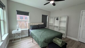 A bedroom with a bed, a desk, a wardrobe, and a window. - Houston House 5 mins TMC, & Near NRG/Downtown (Houston)
