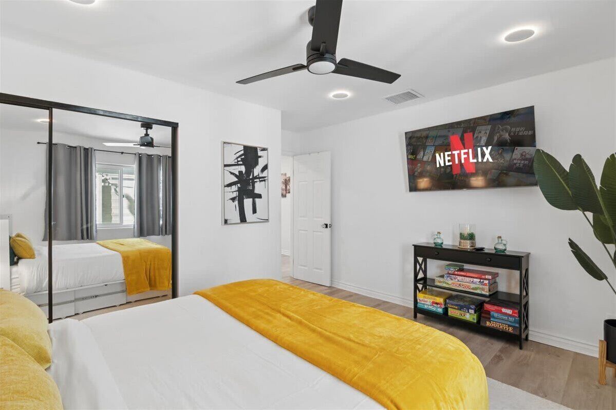 4 habitaciones, escritorio y tabla de planchar con plancha 