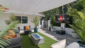 Unclassified image, 2 of 51, button - Quiet Canyon Luxury 4BR | Ping Pong & BBQ (Los Angeles)