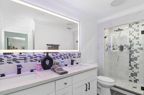 Chuveiro, secador de cabelo, toalhas de banho, shampoo