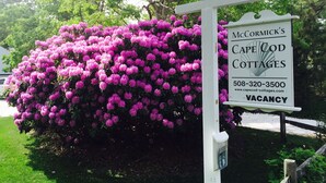 Schild für McCormick's Cottages auf Cape Cod, mit Kontaktdaten und Webseite.