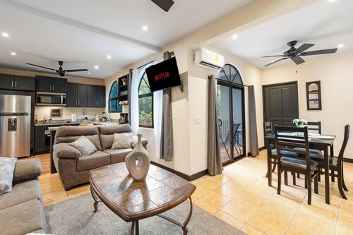 Jaguar Suite #3 Walk to Beach-2BR/2BA-Pool + Fast WiFi-Vacation/Monthly Stays