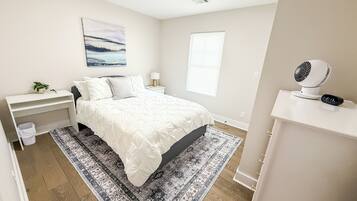 3 bedrooms, iron/ironing board, WiFi (free), bed sheets
