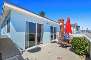 Outdoor dining - Oceanfront Boardwalk Retreat, Newport Beach (Newport Beach)