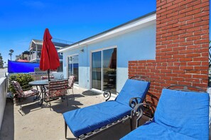 Outdoor dining - Oceanfront Boardwalk Retreat, Newport Beach (Newport Beach)