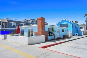 Exterior - Oceanfront Boardwalk Retreat, Newport Beach (Newport Beach)