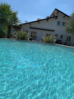 A clear swimming pool with a house in the background. - Beautiful house nearby is operational (La Teste-de-Buch)