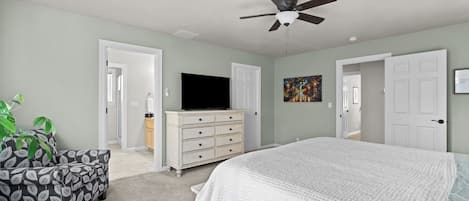 3 bedrooms, desk, iron/ironing board, travel cot