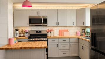Coffee/tea maker, fridge, microwave, oven