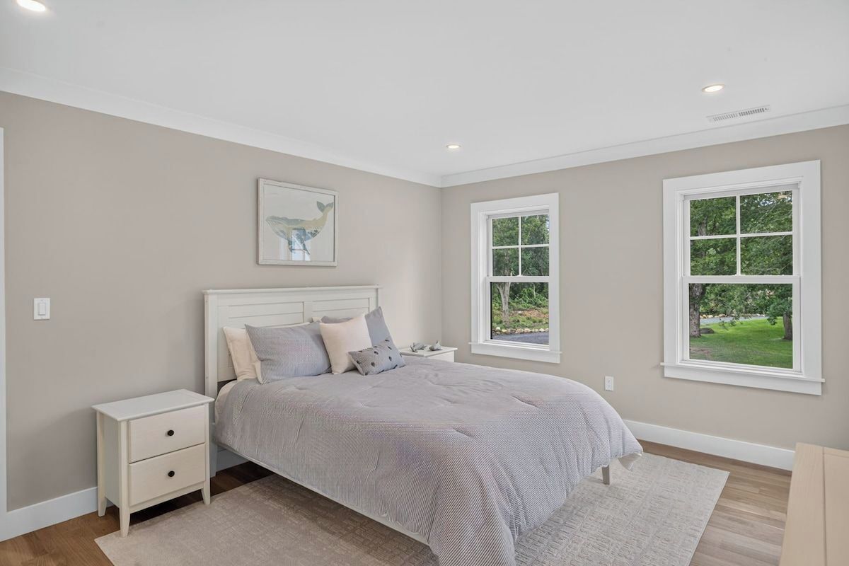 6 bedrooms, iron/ironing board, internet, bed sheets
