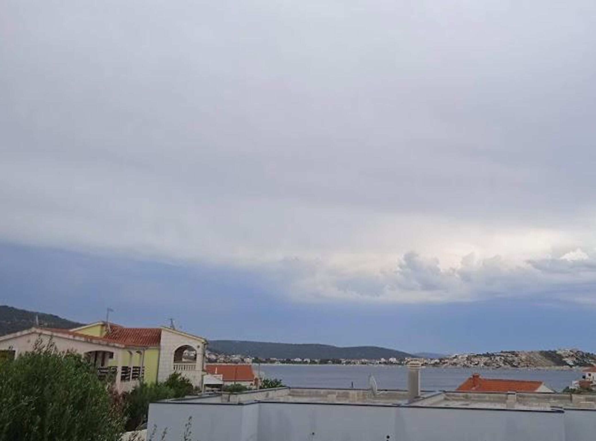 Blick auf die Küste mit Gebäuden und einem Gewässer.