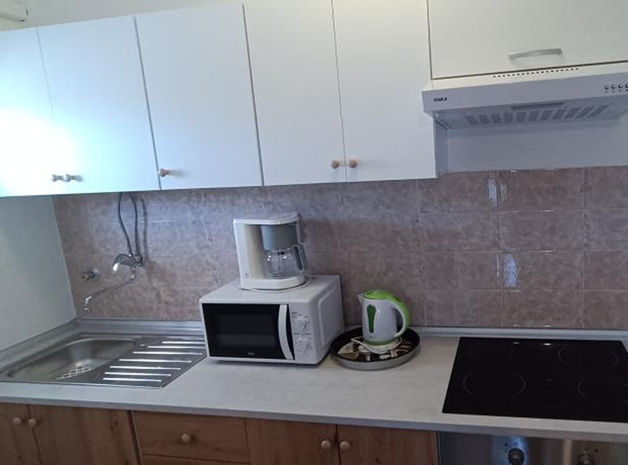 Wasserkocher mit Kaffee-/Teezubehör, Kühlschrank, Mikrowelle, Ofen