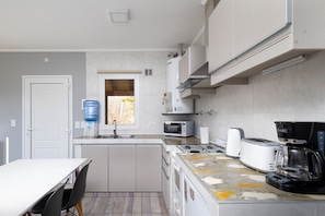 Ferienhaus | Eigene Küche | Kühlschrank, Mikrowelle, Ofen, Herdplatte