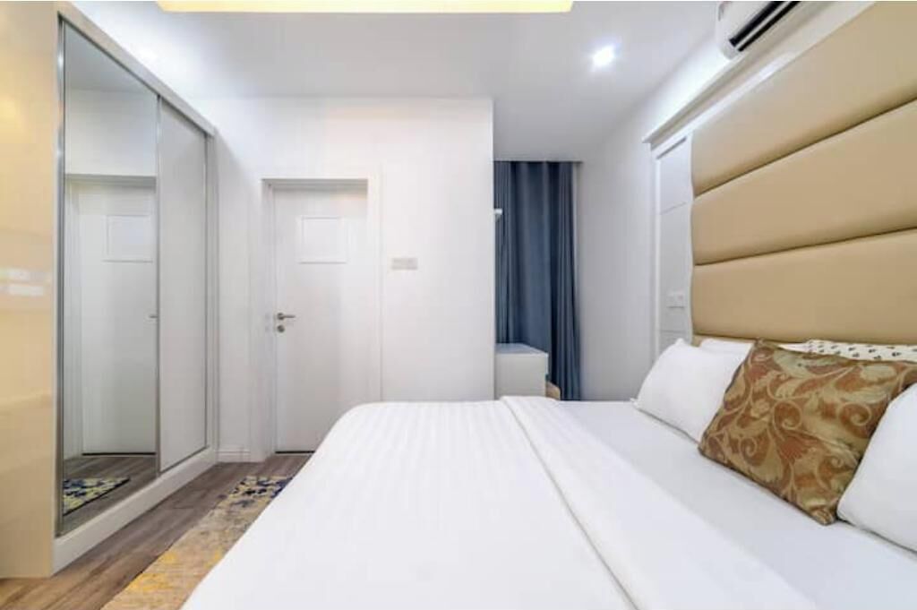 Iron/ironing board, internet, bed sheets