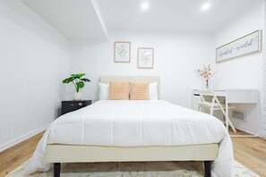 Tabla de planchar con plancha, wifi y ropa de cama 