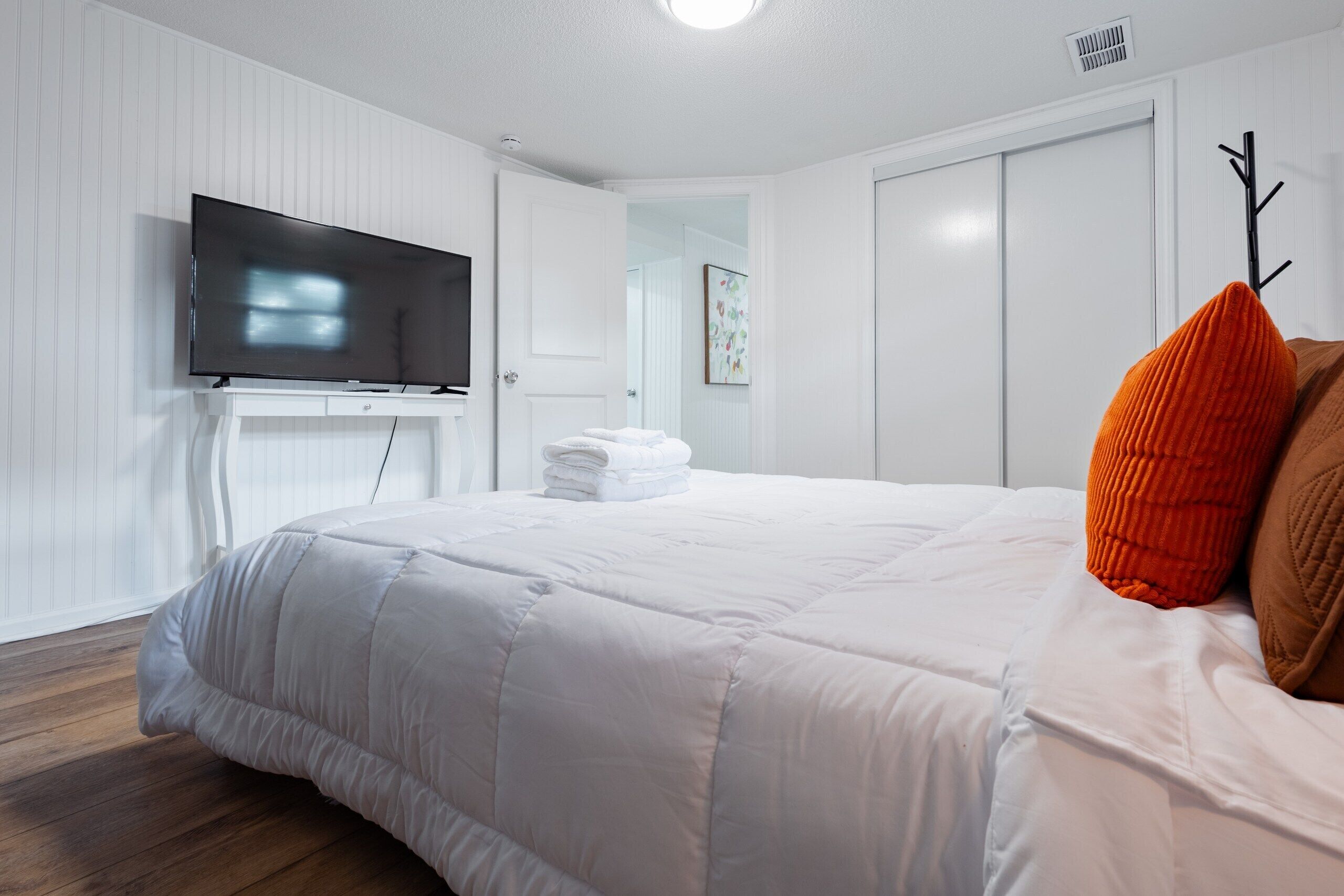 4 bedrooms, iron/ironing board, WiFi, bed sheets