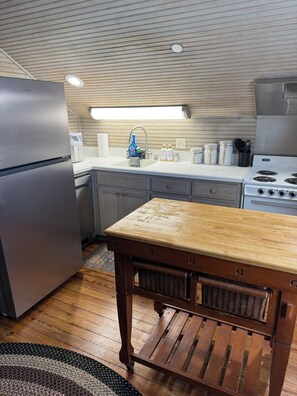 Coffee/tea maker, fridge, microwave, oven - Magnolia Manor is a beautiful property and close to everything! (Chapin)