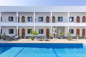 Una piscina al aire libre