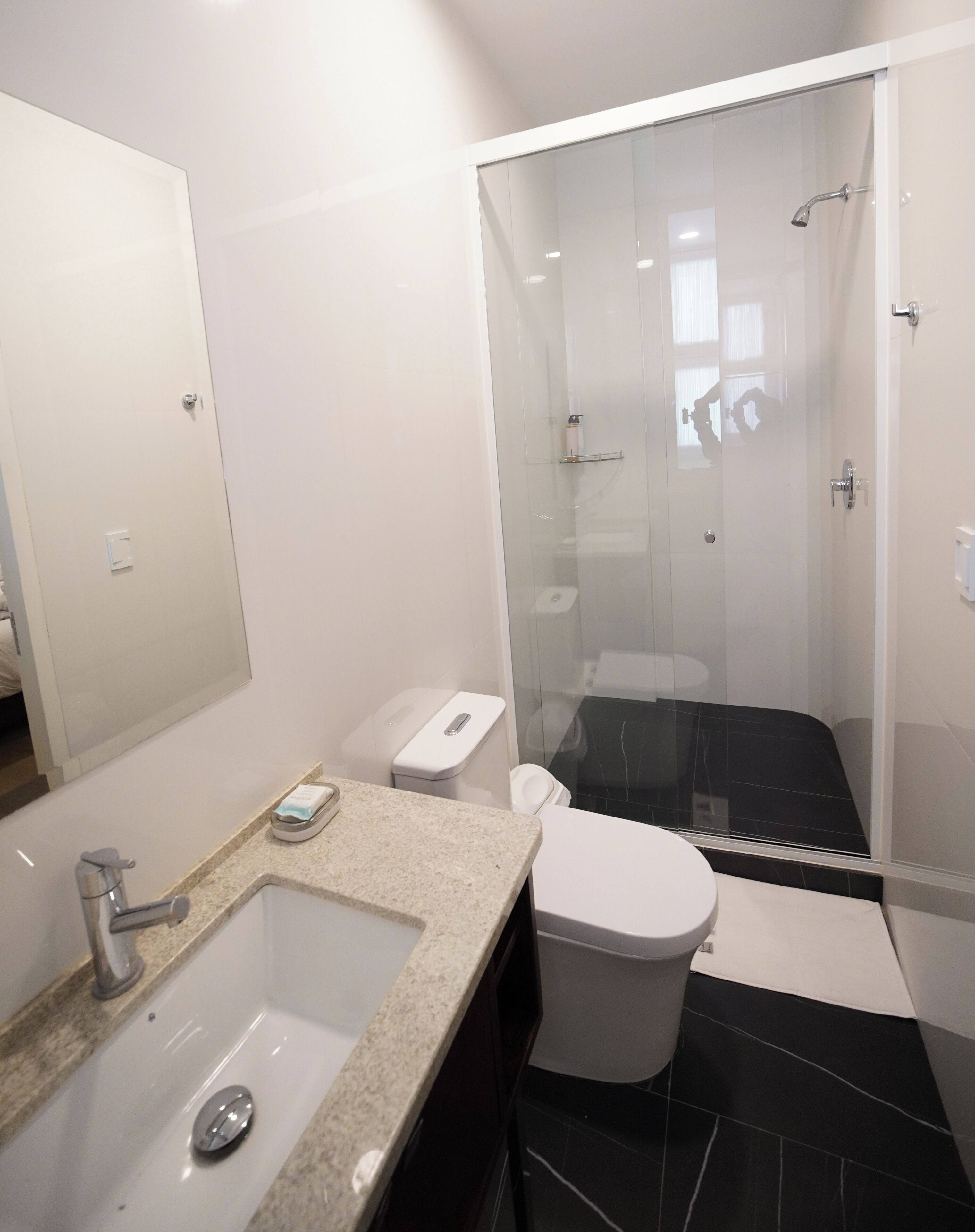 Comfort-Doppel- oder -Zweibettzimmer | Badezimmer | Dusche, kostenlose Toilettenartikel, Handtücher, Seife