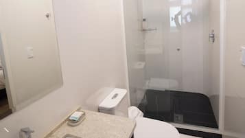 Comfort-Doppel- oder -Zweibettzimmer | Badezimmer | Dusche, kostenlose Toilettenartikel, Handtücher, Seife