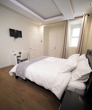 Camera Comfort con letto matrimoniale o 2 letti singoli | Una cassaforte in camera, una scrivania, postazione laptop