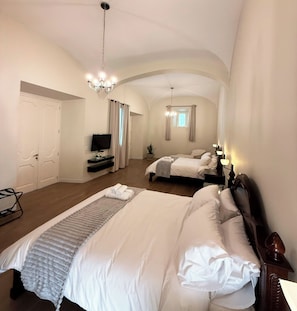 Habitación Deluxe doble | Caja fuerte, escritorio, espacio para trabajar con un portátil
