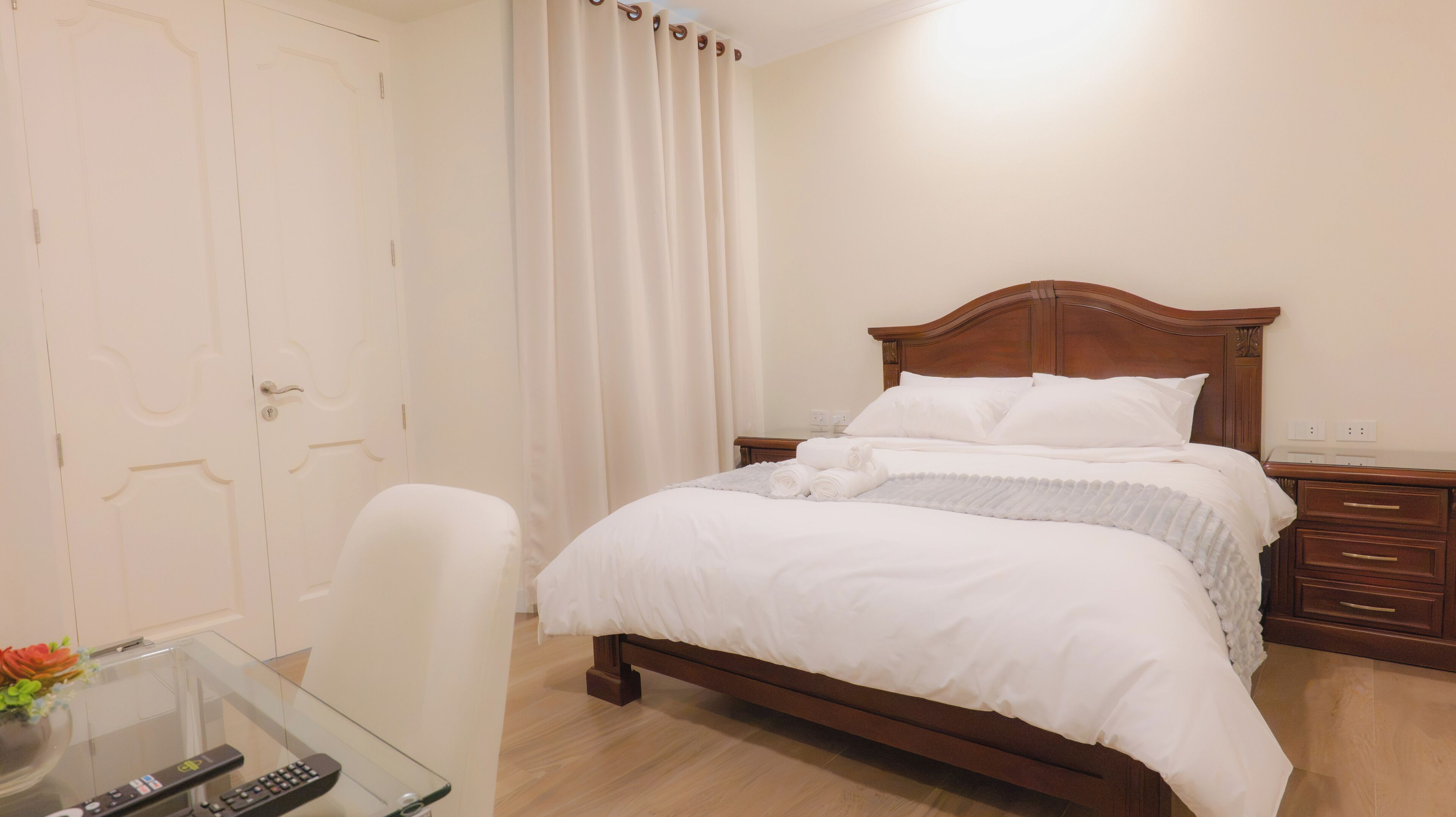 Habitación Confort con 1 cama doble o 2 individuales | Caja fuerte, escritorio, espacio para trabajar con un portátil