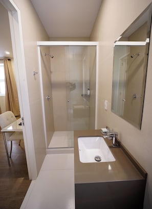 Habitación Confort doble | Baño | Ducha, artículos de higiene personal gratuitos, toallas y jabón