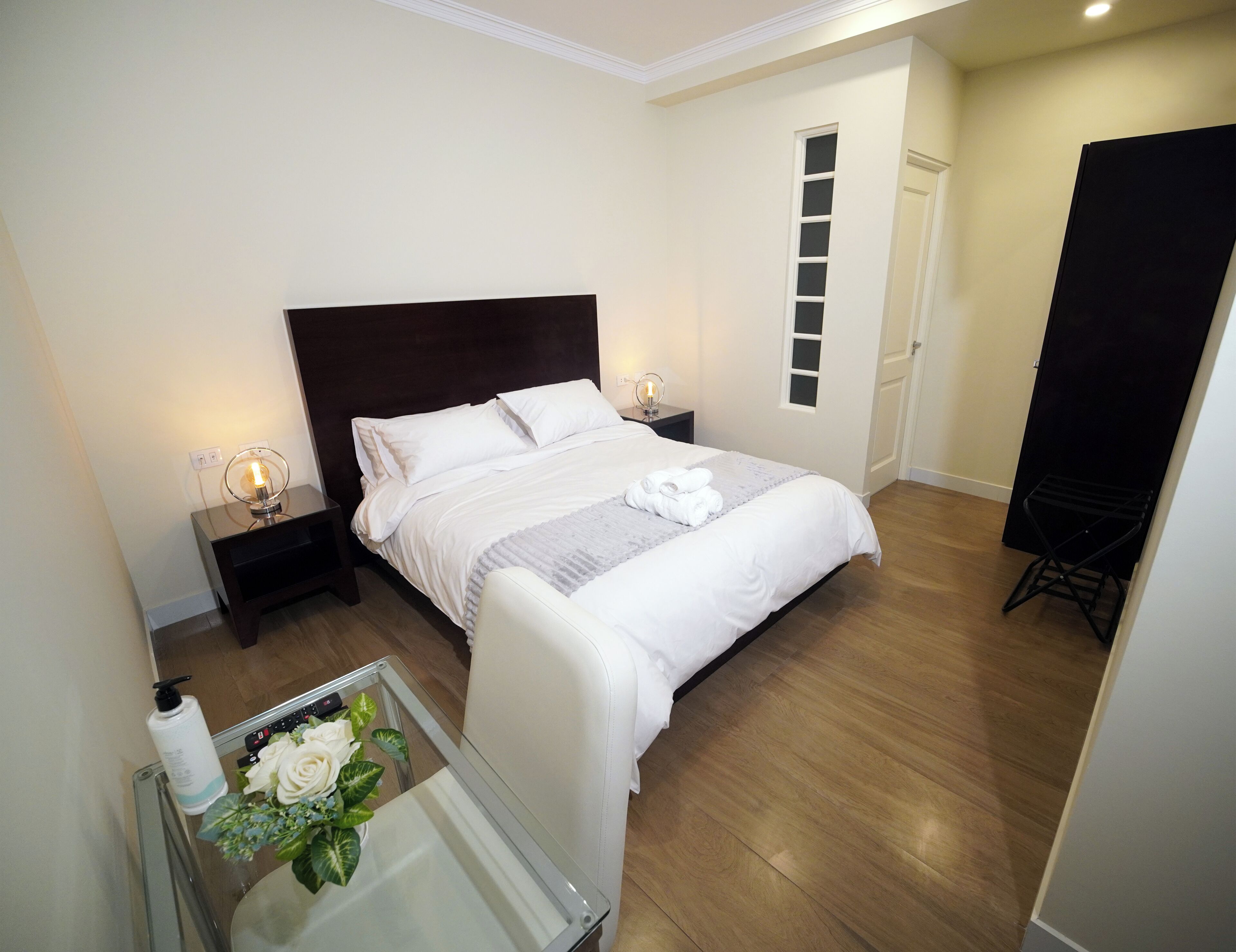 Habitación Confort con 1 cama doble o 2 individuales | Caja fuerte, escritorio, espacio para trabajar con un portátil