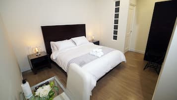 Comfort-Doppel- oder -Zweibettzimmer | Zimmersafe, Schreibtisch, laptopgeeigneter Arbeitsplatz