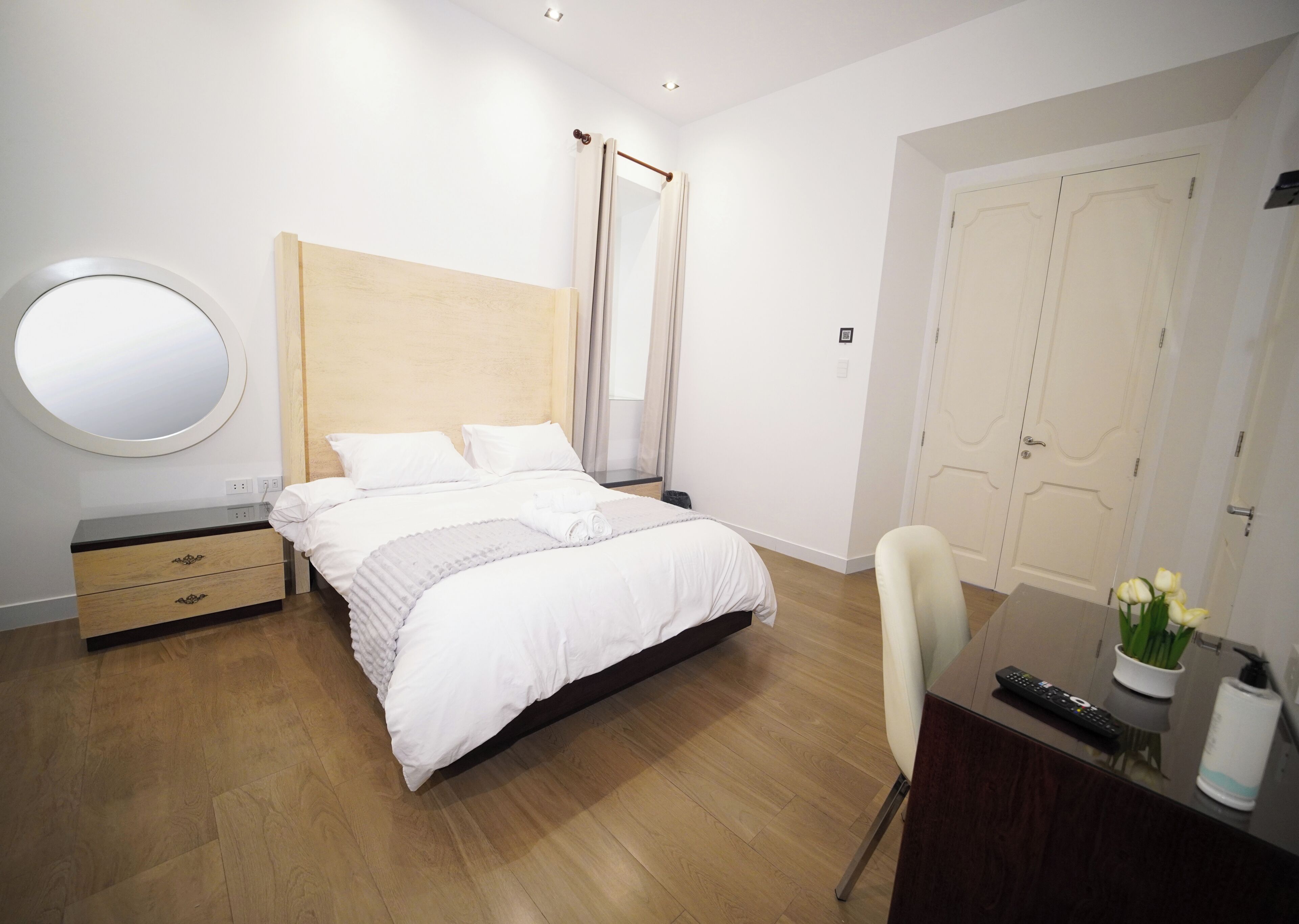 Comfort-Doppel- oder -Zweibettzimmer | Zimmersafe, Schreibtisch, laptopgeeigneter Arbeitsplatz